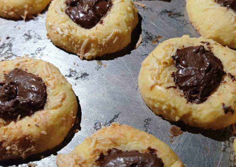 Resep: Thumbprint cookies cokelat yang menggugah selera