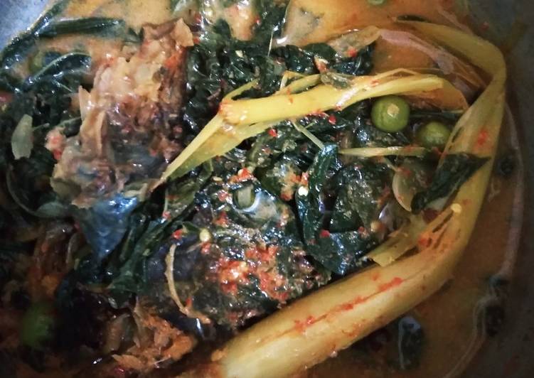 Resep memasak Gulai daun singkong + ikan sale (ikan asap) istimewa 