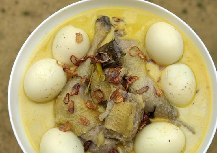 Opor ayam kampung + telur kuah kuning