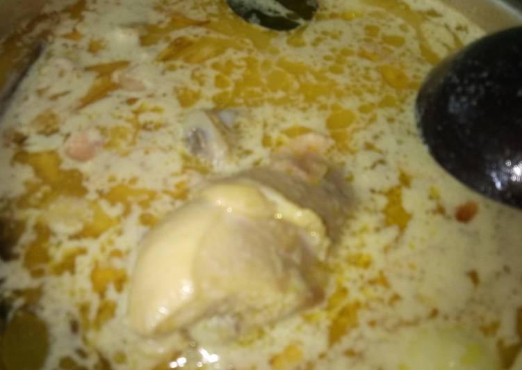 Opor ayam dan telur