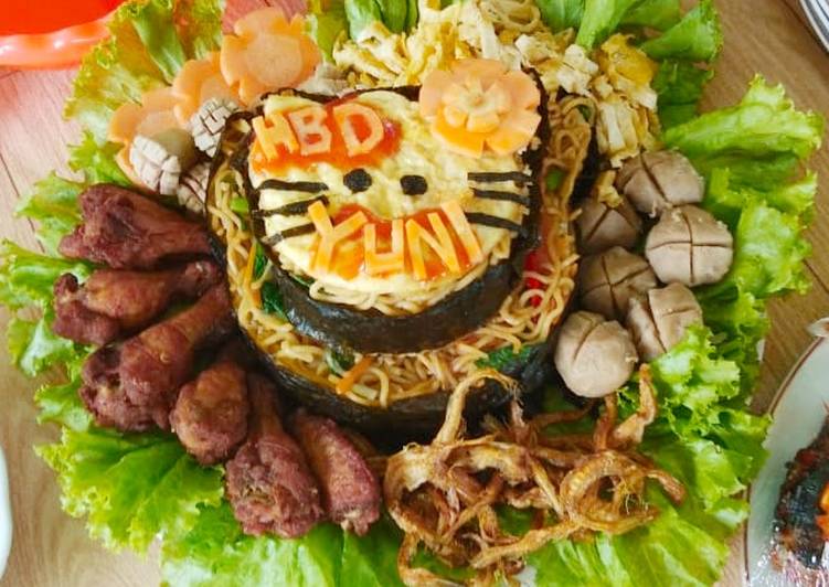 Tumpeng mie instant