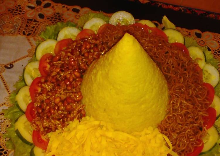 Tumpeng nasi kuning simpel