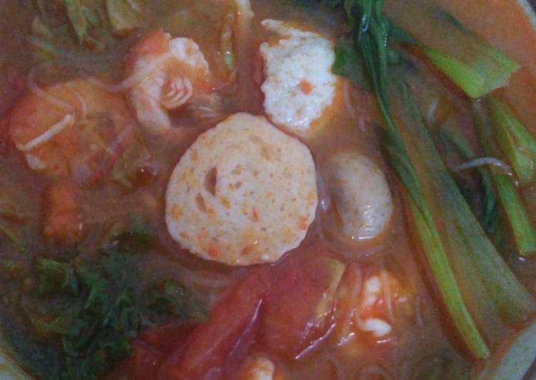 Soup tomyam kuah pedas udang, bakso,jamur vs sayuran 😍