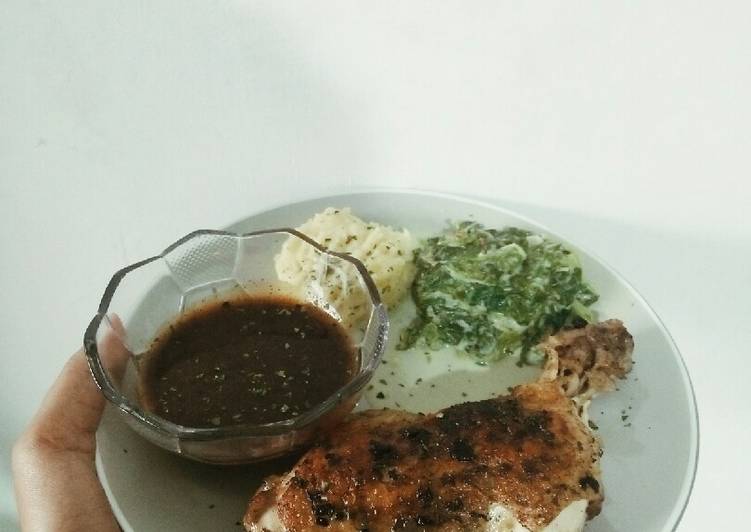 Roasted chicken, masedpotato, creamy spinach, black pepper sauce