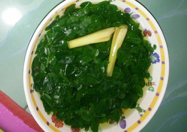 Cara membuat Sayur bening daun kelor khas Banyuwangi lezat