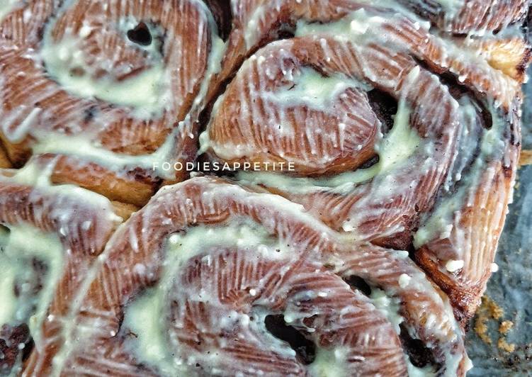Resep: Super Lembut Cinnamon Rolls with cream cheese topping 