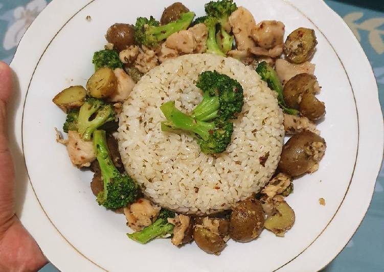 Resep: Cheesy chicken potato broccoli with fried butter rice 