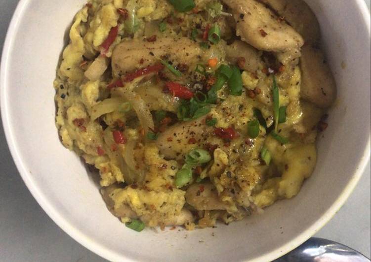 Cara membuat Oyakodon with Garlic Rice and Chicken Black pepper 