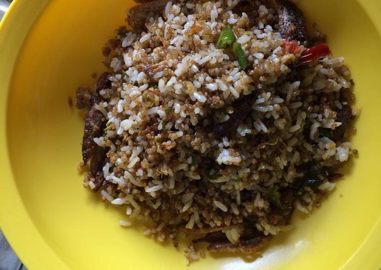 Cara memasak Nasi goreng tiwul ikan asin Pedass istimewa