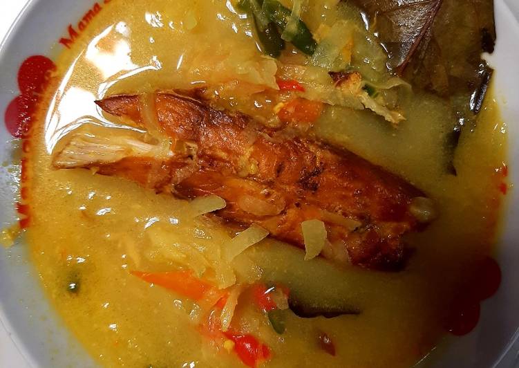 Resep: Lodeh Kuning Ikan Asap Labu Siam / Jipang (Jangan Iwak Ireng) lezat