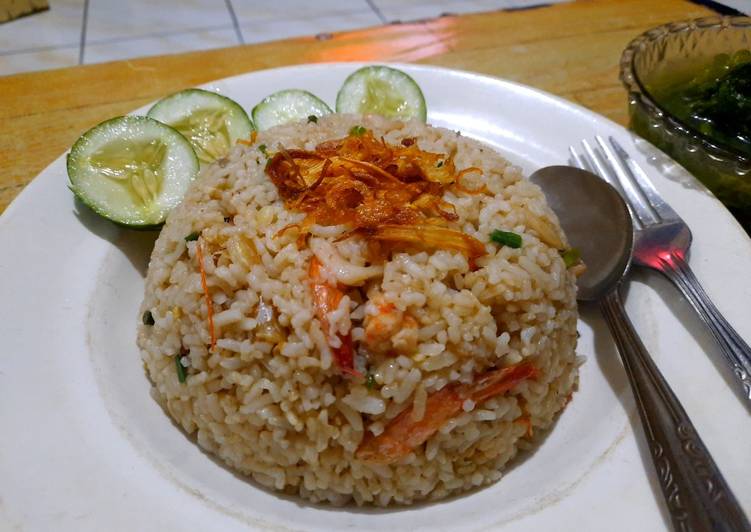 Resep mengolah Nasi goreng seafood simple 