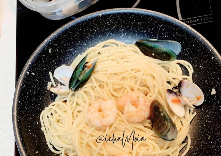 Cara membuat Spicy Seafood Spaghetti Aglio Olio istimewa