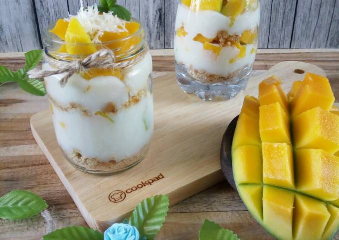 Biscuit & Mango Cheese Cake in Jar