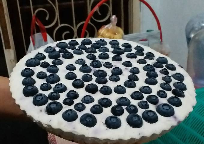 Unbaked blueberry cheese cake with cloud bread