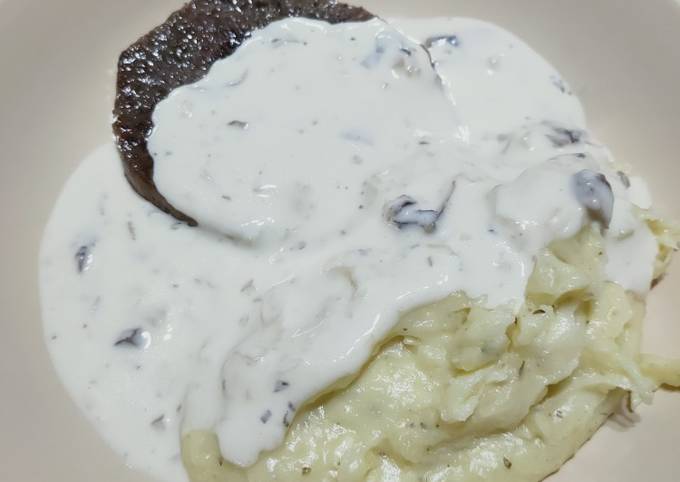 Resep Tenderloin Steak with creamy mushroom sauce and mashed potato