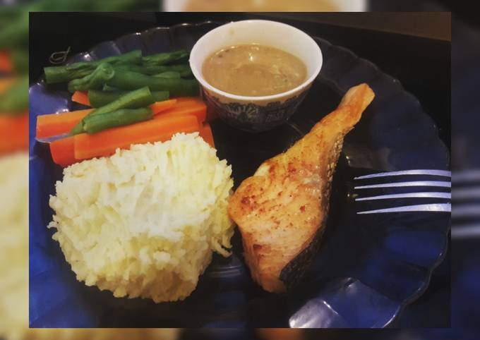Resep Grilled Salmon With Creamy Mashed Potato and Steak Sauce