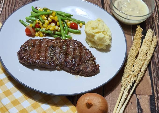 Resep: Steak With Creamy Mushroom & Black Pepper Sauce