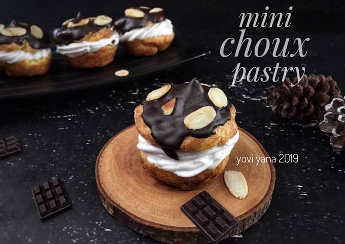 Mini choux pastry with wipped cream