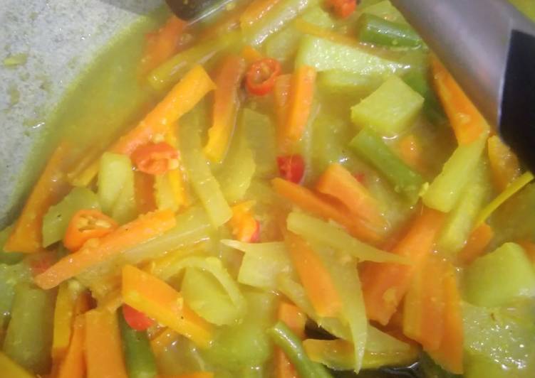 Cara Mudah membuat Sayur wortel, buncis, labu siem kuah kuning ala resto