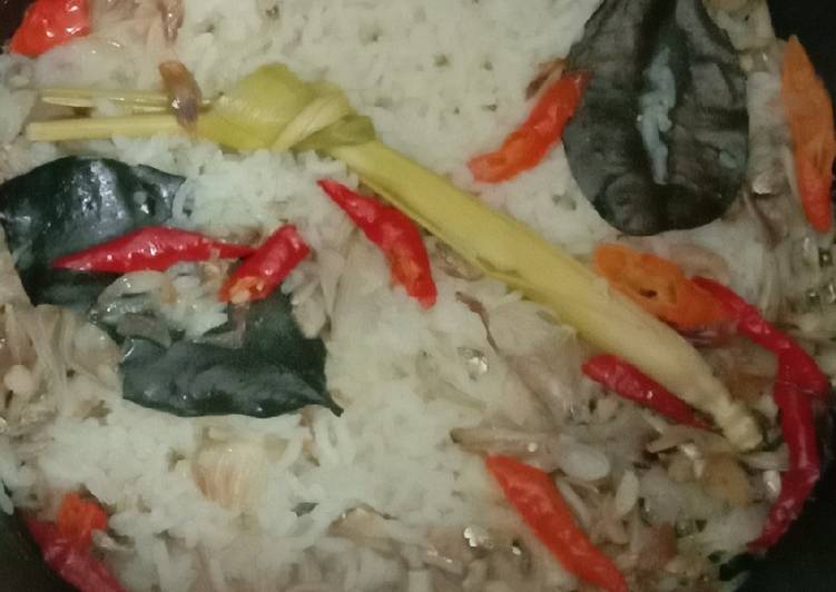 Cara memasak Nasi Liwet ikan teri yang bikin ketagihan