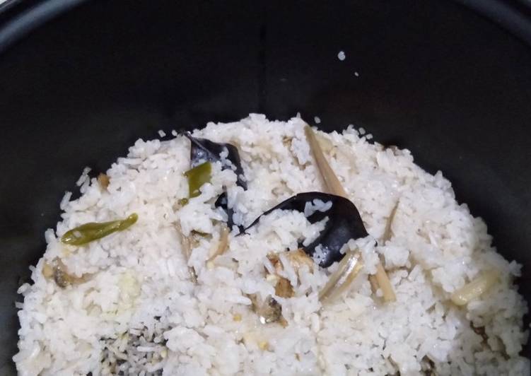 Resep: Nasi liwet rice cooker sedap