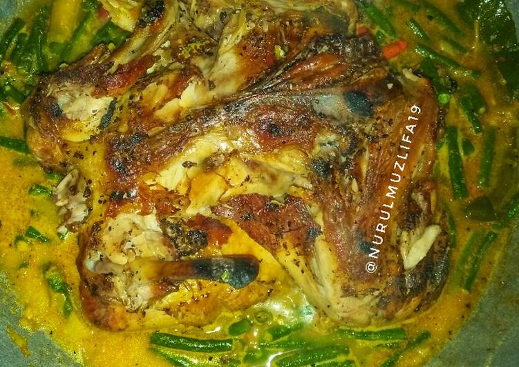 Cara memasak Ayam ingkung bumbu lodho yang menggugah selera