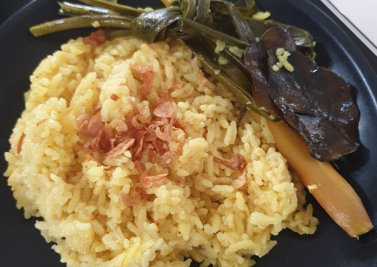 Cara mengolah Nasi Kuning Gurih (Rice Cooker) yang bikin ketagihan 