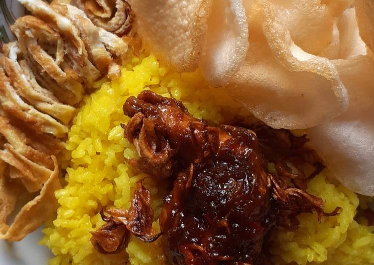 Resep: Nasi Kuning Rice Cooker x Ayam Masak Habang yang bikin ketagihan 